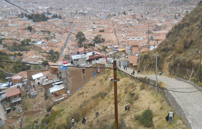 Cusco Sacsayhuam�n 16: Der Weg zur�ck nach Cusco, die Sicht auf Cusco 02 - Nahaufnahme