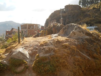 Cusco Sacsayhuam�n 16: Der Weg zur�ck nach Cusco, H�gel mit einem Thron