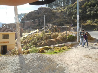 Cusco Sacsayhuam�n 16: Der Weg zur�ck nach Cusco, Sicht auf einen aufsteigenden Weg