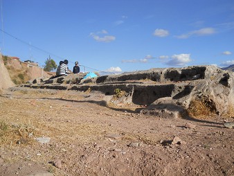 Cusco Sacsayhuam�n 16: Der Weg zur�ck nach Cusco, H�gel mit lang geschnittenen Steinen mit Kan�lchen und L�chern 2