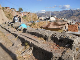 Cusco Sacsayhuam�n 16: Der Weg zur�ck nach Cusco, H�gel mit lang geschnittenen Steinen mit Kan�lchen und L�chern 3