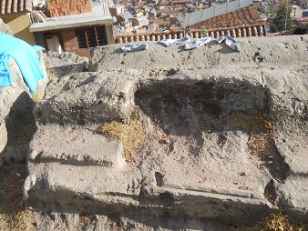 Cusco Sacsayhuam�n 16: Der Weg zur�ck nach Cusco, H�gel mit lang geschnittenen Steinen mit Kan�lchen und L�chern - Detail 01