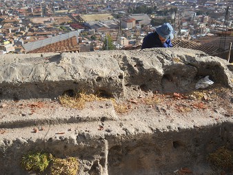 Cusco Sacsayhuam�n 16: Der Weg zur�ck nach Cusco, H�gel mit lang geschnittenen Steinen mit Kan�lchen und L�chern - Detail 02