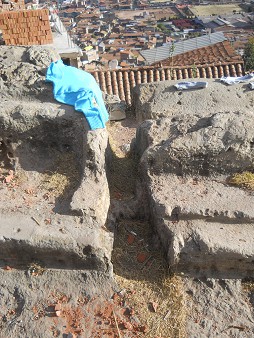 Cusco Sacsayhuam�n 16: Der Weg zur�ck nach Cusco, H�gel mit lang geschnittenen Steinen mit Kan�lchen und L�chern - Detail 03