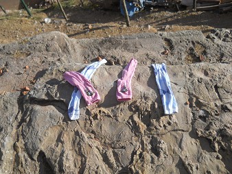 Cusco Sacsayhuam�n 16: Der Weg zur�ck nach Cusco, Stein mit Einritzungen 01 mit Socken drauf