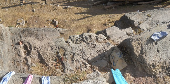 Cusco Sacsayhuam�n 16: Der Weg zur�ck nach Cusco, Sitzbank aus dem Stein geschnitten mit L�chern drin, Panorama