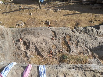 Cusco Sacsayhuam�n 16: Der Weg zur�ck nach Cusco, Sitzbank aus dem Stein geschnitten mit L�chern drin 01