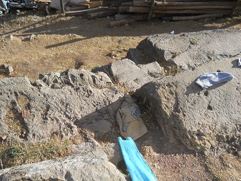 Cusco Sacsayhuam�n 16: Der Weg zur�ck nach Cusco, Sitzbank aus dem Stein geschnitten mit L�chern drin 02