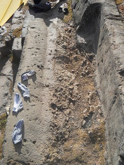 Cusco Sacsayhuam�n 16: Die Sitzbank aus dem Stein geschnitten mit L�chern drin der L�nge nach