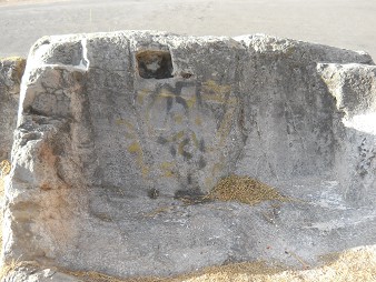 Cusco Sacsayhuam�n 16:
              Weisser Gigastein mit Nische und Treppe in einem St�ck