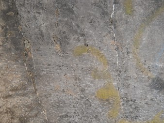 Cusco Sacsayhuam�n 16: Der Weg zur�ck nach Cusco, gigantischer, weisser Stein mit Schnitten und Nischen - Nahaufnahme 02