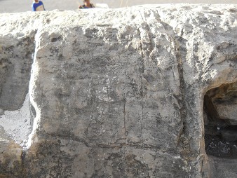 Cusco Sacsayhuam�n 16: Der Weg zur�ck nach Cusco, gigantischer, weisser Stein mit Einritzungen und Linien 01