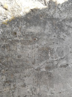 Cusco Sacsayhuam�n 16: Der Weg zur�ck nach Cusco, gigantischer, weisser Stein mit Einritzungen und Linien 02