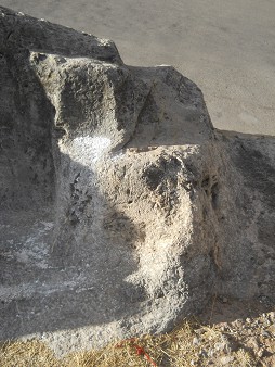 Cusco Sacsayhuam�n 16: Der Weg zur�ck nach Cusco, gigantischer, weisser Stein mit einer Treppe aus einem St�ck