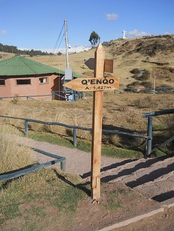 Cusco Sacsayhuam�n 16: El camino regreso a Cusco, una placa indicador