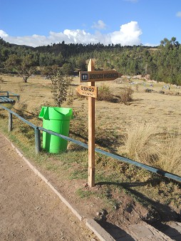 Cusco Sacsayhuam�n 16: El camino regreso a Cusco, placa a los servicios higi�nicos