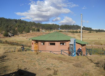 Cusco Sacsayhuam�n 16: El camino regreso a Cusco, la casa con los servicios higi�nicos