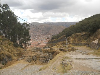 Cusco Sacsayhuam�n 16: El camino regreso a Cusco, la calle es barrada