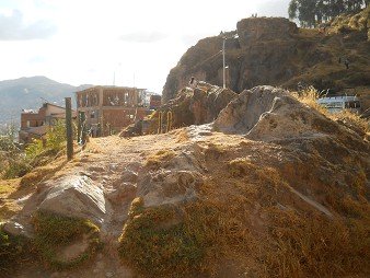 Cusco Sacsayhuam�n 16: El camino regreso a Cusco, colina con trono