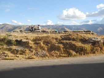 Cusco Sacsayhuam�n 16: El camino regreso a Cusco, colina con piedras largas con canalitos - con poblaci�n