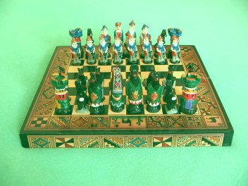Die komplette Aufstellung mit den Inkas
                        vorne (Sonnengott mit Sonnenmotiv am Mantel) und
                        den Spaniern hinten