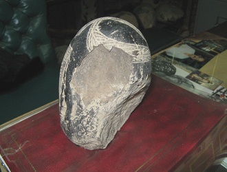Here is a damaged stone and you
                                    can see the cover with which is made
                                    the engraving (01)