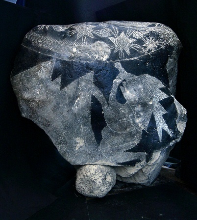 Und da ist auf der R�ckseite noch ein
                            dritter Astronom auf den Knien mit Fernrohr
                            in einer Hand