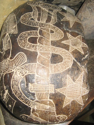 Der Stein mit der DNS-Schlange 02