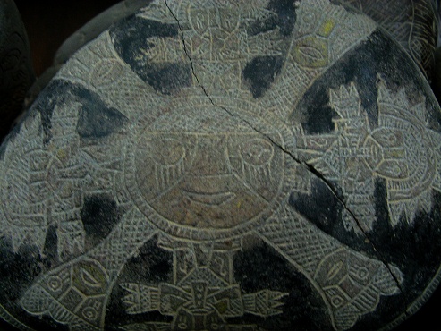 Und hier ist noch ein weiterer
                            Sonnenstein, dieses Mal mit Sonneng�ttern
                            rund herum.