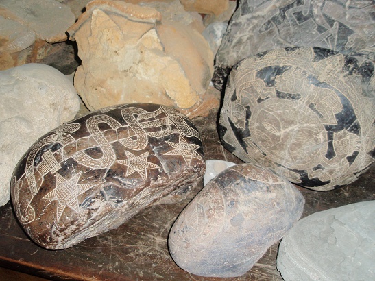 La serpiente ADN con una piedra con un
                            mandala del sol con sabios