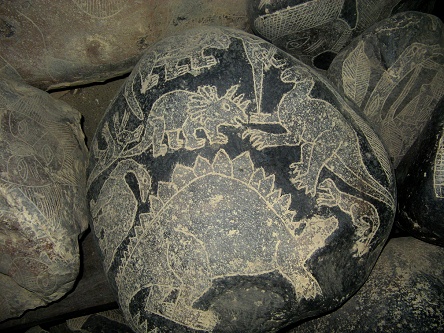 Stein mit verschiedenen Dinosauriern 01