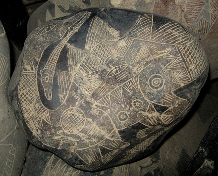 Dinosaurio (Stegosaurus) con hojo
                            humano en su panza 02