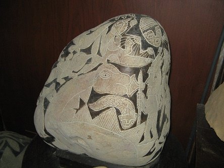 Der Weise mit Beil mit dem Dinosaurier
                            und den Sonnen 04