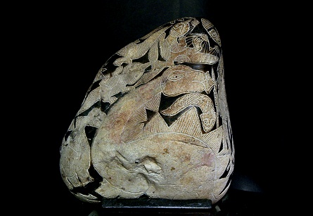 Ein Weiser mit Beil
                  mit einem Dinosaurier, und oben sind Sonnen 03