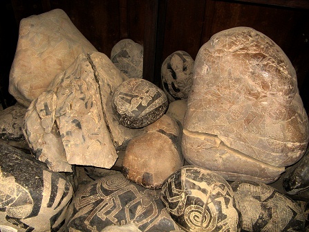 Hier sind Steine mit Sauriern, Weisen und
                          Nasca-Linien