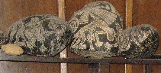 Steine mit Figuren der Linien von Nasca
                            im Regal, Gruppe 01