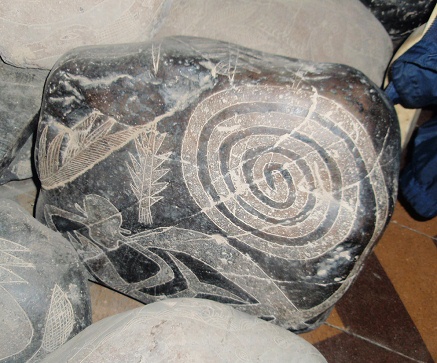 Stein mit der Figur des Affen von Nasca
                            und einem Baum