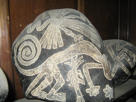 Stein mit der Figur des Affen und des
                            Fischreihers von Nasca und einem Baum