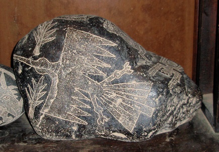 Gravierter Stein mit dem Condor-Adler
                            der Linien von Nasca und B�umen,
                            Nahaufnahme