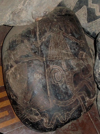 Gravierter Stein mit Linienbildern von
                            Nasca: Affe, Fischreiher und Condor-Adler,
                            zusammen mit einem Astronom mit einem
                            Fernrohr, Nahaufnahme