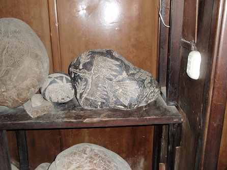 Piedra con el c�ndor de las l�neas de
                          Nazca y con �rboles