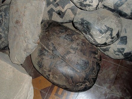 Gravierter Stein mit Linienbildern von
                            Nasca: Affe, Fischreiher und Condor-Adler,
                            zusammen mit einem Astronom mit einem
                            Fernrohr 02