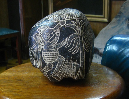 Astronomiestein, Astronom mit Fernrohr
                            01, Nahaufnahme