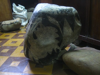 Grosser
                            Astronomiestein, grosser Astronom mit
                            Fernrohr 02