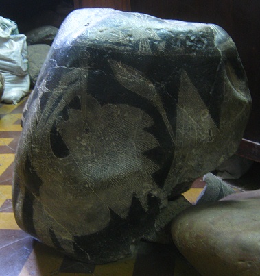 Grosser
                            Astronomiestein, grosser Astronom mit
                            Fernrohr 02, Nahaufnahme