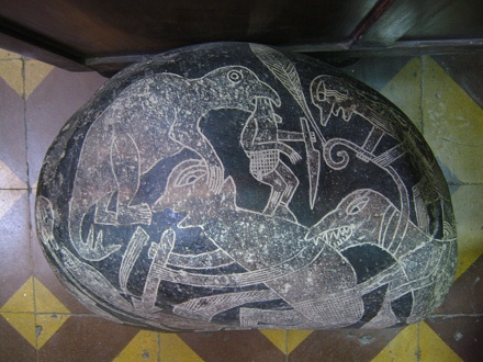 Ein Dinosaurier (�hnlich Tenontosaurus)
                            t�tet einen Mann, und unten t�tet ein Mann
                            einen Dinosaurier 01