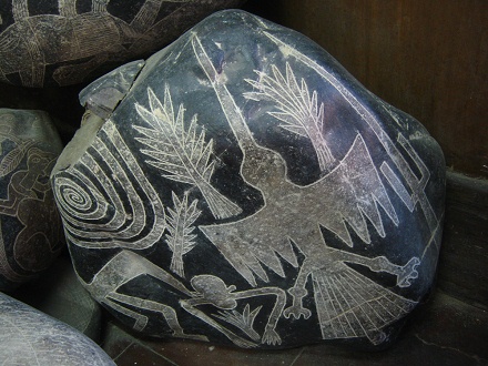 Gravierter Stein mit dem Condor-Adler
                            und dem Affen sowie der Eidechse von Nasca,
                            und drei B�ume