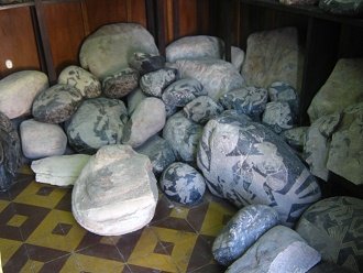 El piso del
                            cuarto est� lleno con piedras grabadas