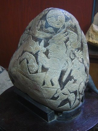 G�tter mit Beilen, Dinosauriern, Echsen
                            und Sonnen, Nahaufnahme