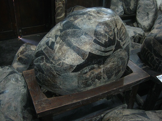 Kopfoperation mit zwei Weisen
                            (Chirurgen), die mit dem Zirkel das Loch
                            herausschneiden 01